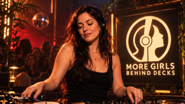 La DJ australienne Logic1000 encourage les femmes à se lancer derrière les platines