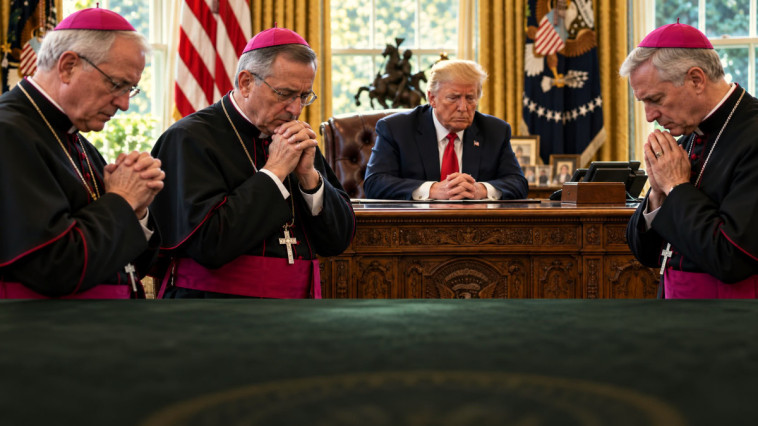Des évêques catholiques américains s'excusent après une prière pour Donald Trump dans le Bureau ovale