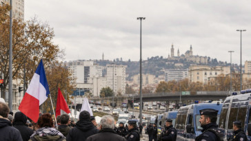 Le président s'attend à "une journée à risques" samedi et éloigne les manifestations des centres-villes