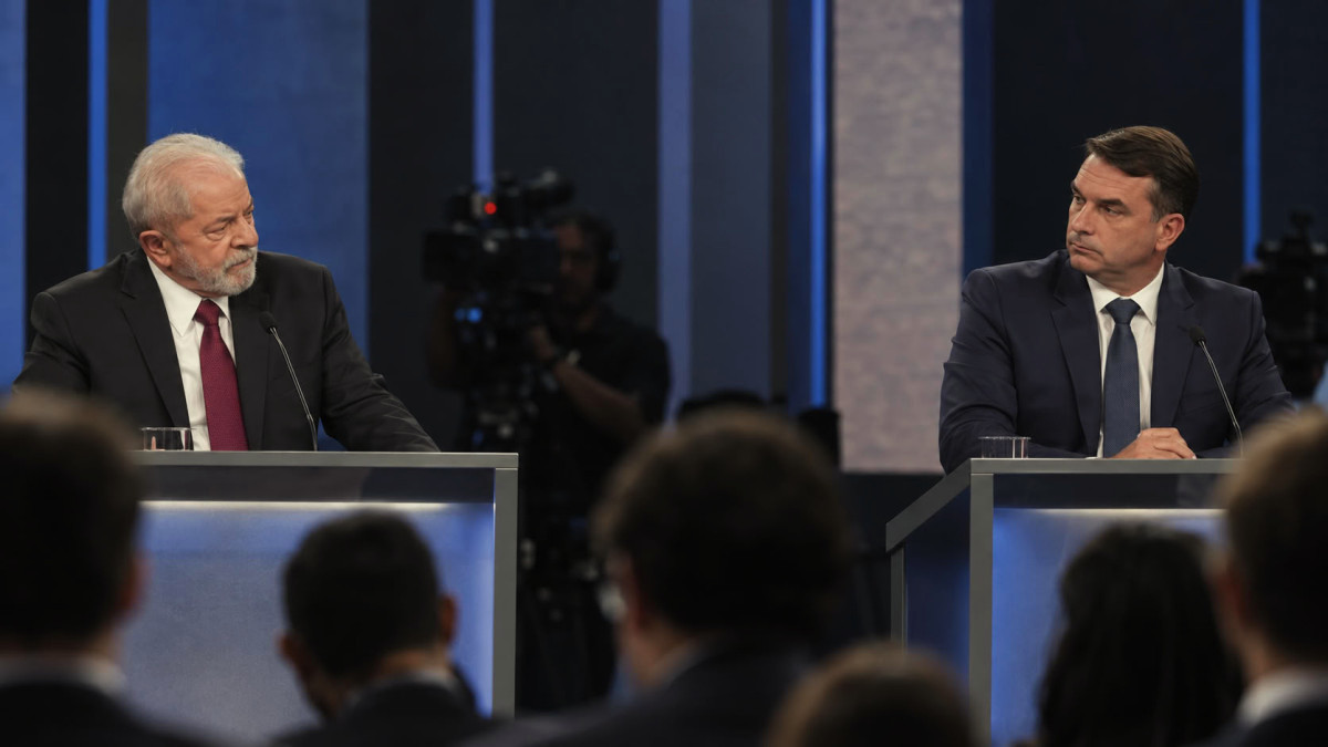 Présidentielle au Brésil : Lula et Flavio Bolsonaro s'écharpent lors de leur premier débat
