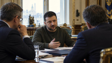 Volodymyr Zelensky rencontre des émissaires de Donald Trump et annonce la reprise du partage de renseignements